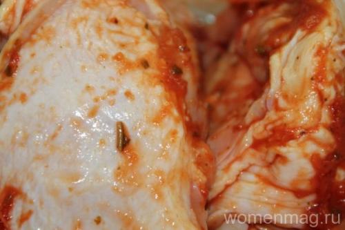 Курица в томатном соусе с картошкой. Курица в томатном соусе с молодым картофелем в духовке