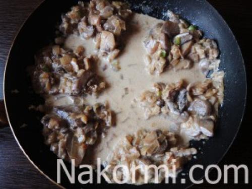 Пельмени запеченые в горшочках с грибами в духовке. Ингредиенты