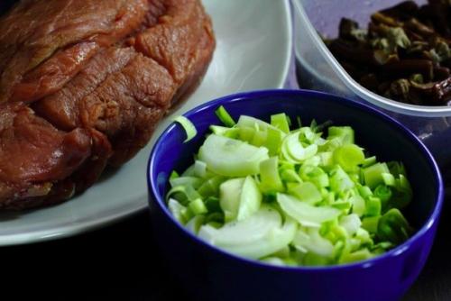 Жаркое из телятины с грибами. Жаркое из телятины с лесными грибами