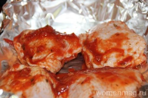 Курица в томатном соусе с картошкой. Курица в томатном соусе с молодым картофелем в духовке