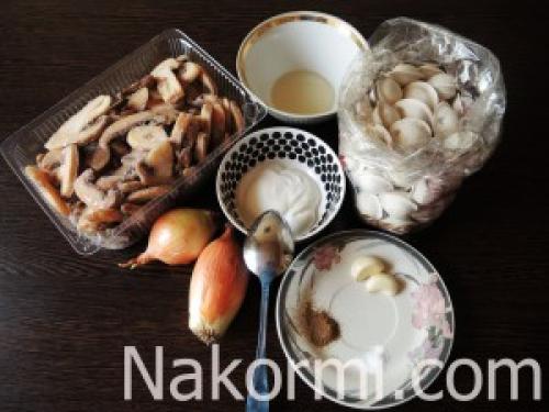 Пельмени запеченые в горшочках с грибами в духовке. Ингредиенты