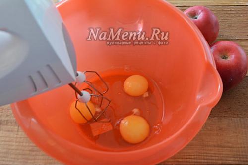 Шарлотка на кефире пышная с яблоками в духовке.