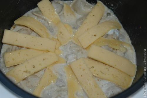 Пельмени в сливках с сыром. 