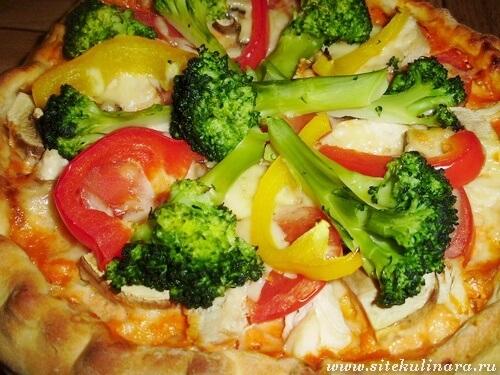 Пицца с брокколи и курицей