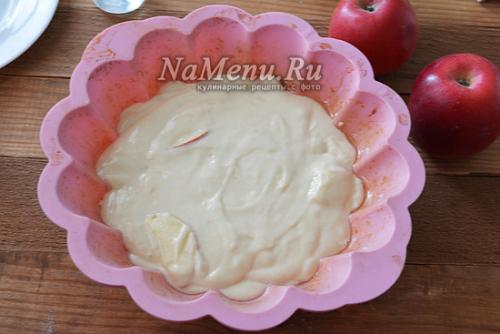 Шарлотка на кефире пышная с яблоками в духовке.