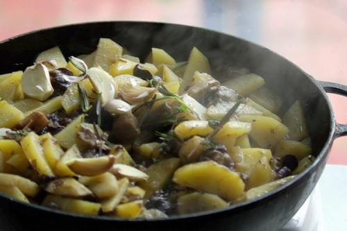 Картошка с грибами жареная с беконом. Картофель с грибами и беконом 01 Картошка с грибами жареная с беконом. Картофель с грибами и беконом 01