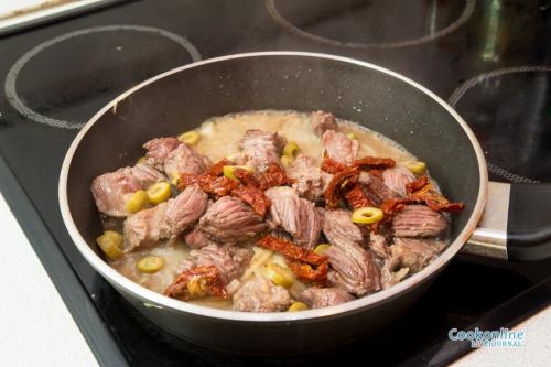 Говядина с вялеными помидорами. Говядина тушёная с помидорами