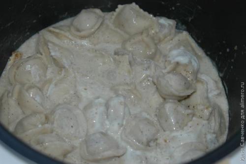 Пельмени в сливках с сыром. 