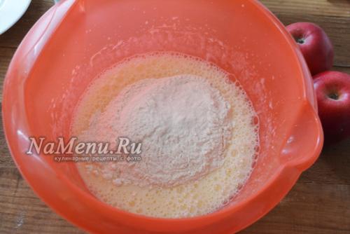 Шарлотка на кефире пышная с яблоками в духовке.