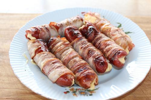 Сосиски в беконе на мангале рецепт. Сосиски гриль с сыром в беконе приготовленные на мангале
