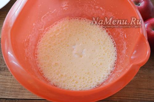 Шарлотка на кефире пышная с яблоками в духовке.