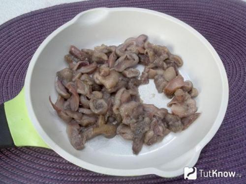 Пельмени с грибами и с сыром. Пельмени, запеченные с грибами под сметаной 21 Пельмени с грибами и с сыром. Пельмени, запеченные с грибами под сметаной 21