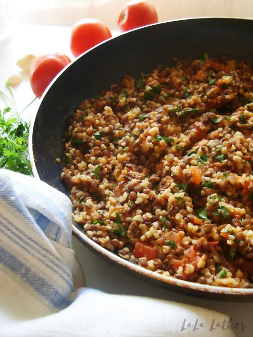 Булгур с чечевицей и овощами рецепт. Чечевица с булгуром, помидорами и чесноком