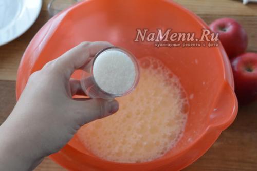 Шарлотка на кефире пышная с яблоками в духовке.