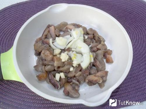 Пельмени с грибами и с сыром. Пельмени, запеченные с грибами под сметаной 22 Пельмени с грибами и с сыром. Пельмени, запеченные с грибами под сметаной 22