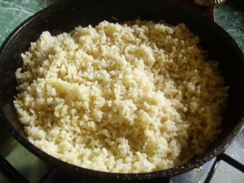 Рис с томатным соусом. Необычный гарнир из риса с томатным соусом и сыром