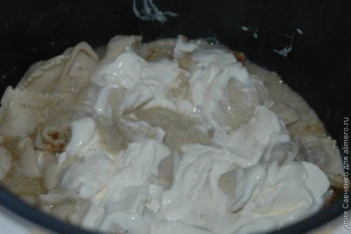 Пельмени в сливках с сыром.