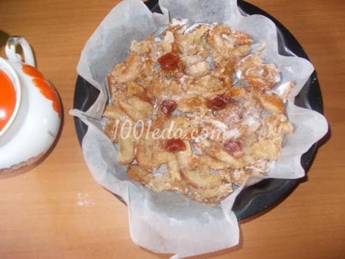 Шарлотка с замороженными яблоками и корицей