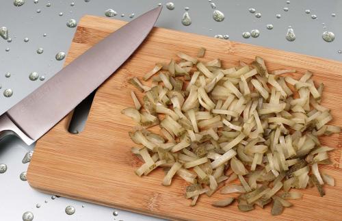 Как варить рассольник. Как приготовить рассольник с перловкой и солеными огурцами — классический рецепт рассольника из говядины с пошаговыми фото