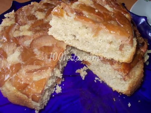 Шарлотка с замороженными яблоками и корицей