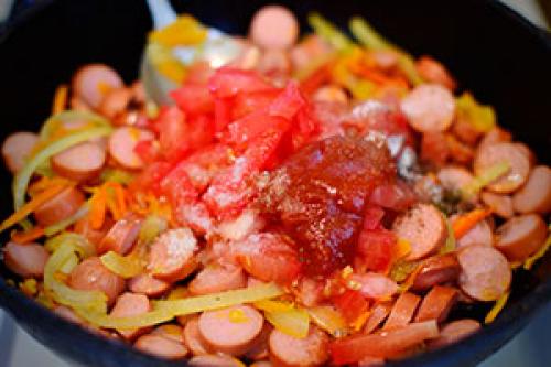 Рис с сосисками и томатной пастой. Универсальная подлива из сосисок на скорую руку