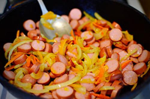 Рис с сосисками и томатной пастой. Универсальная подлива из сосисок на скорую руку