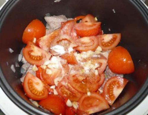 Свинина с вялеными помидорами в мультиварке. Свинина, тушеная с помидорами в мультиварке