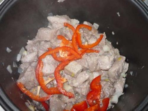 Свинина с вялеными помидорами в мультиварке. Свинина, тушеная с помидорами в мультиварке