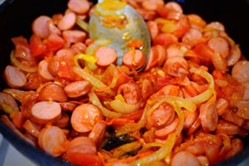 Рис с сосисками и томатной пастой. Универсальная подлива из сосисок на скорую руку