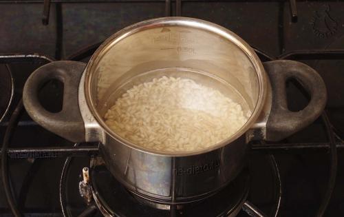 Как варить рассольник. Как приготовить рассольник с перловкой и солеными огурцами — классический рецепт рассольника из говядины с пошаговыми фото