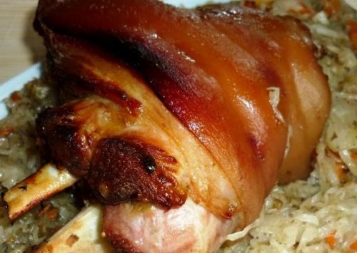 Рулька в пиве. Свиная рулька, запеченная в пиве по-баварски с квашеной капустой и медом