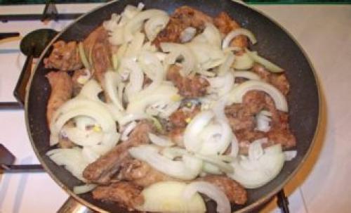 Куриные шейки рецепт на сковороде. Тушеные куриные шеи к макаронам – рецепт
