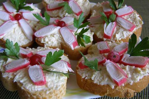 Цветы из крабовых палочек. Бутерброды «Крабовые цветы»