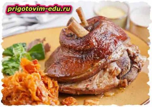 Рулька в керамическом гриле. Свиная рулька на гриле