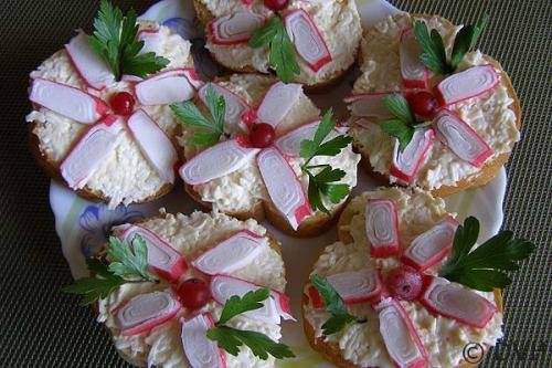 Цветы из крабовых палочек. Бутерброды «Крабовые цветы»