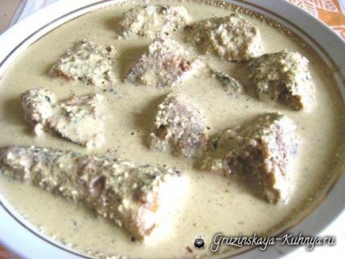 Рыба под соусом сациви. Сациви из рыбы. Грузинский рецепт