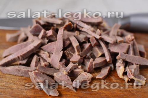 Салат с сердцем свиным слоеный. Слоёный салат из свиного сердца с солеными огурцами 08