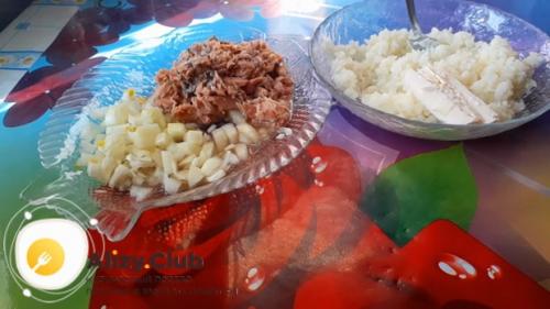 Пирог с сырой рыбой и рисом. Пошаговое приготовление
