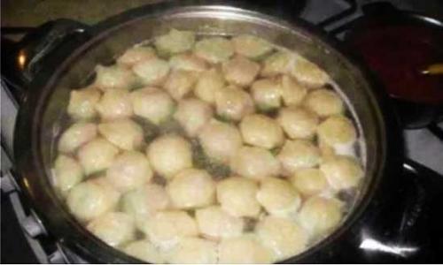 Пельмени с бульоном в горшочках в духовке. Пельмени в горшочках с печенью в духовке с крышкой из теста