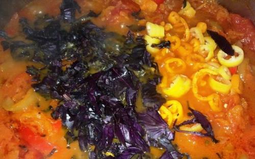Лечо на зиму с перцем и помидорами. Вкусное лечо на зиму с базиликом, красными помидорами и болгарским перцем