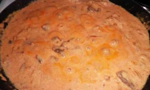 Пельмени с бульоном в горшочках в духовке. Пельмени в горшочках с печенью в духовке с крышкой из теста