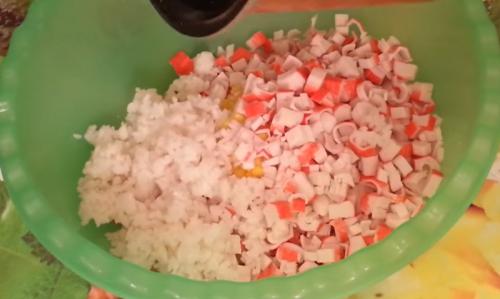 Салат с крабовыми палочками. Как варить рис для салата с крабовыми палочками