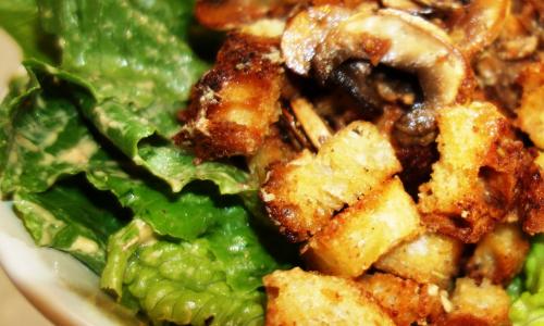 Цезарь с вешенками. Салат Цезарь с грибами