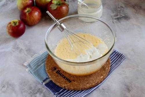 Шарлотка со сметаной. Пышная шарлотка на сметане с яблоками