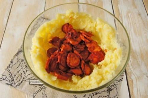 Запіканка з картоплі і сосисок. Рецепт: