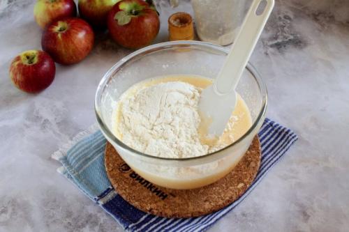 Шарлотка со сметаной. Пышная шарлотка на сметане с яблоками