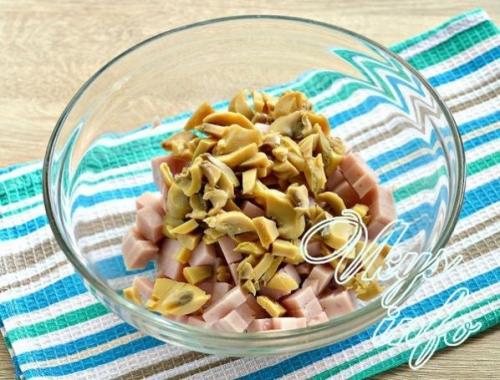 Салат с грибами и ветчиной и болгарским перцем. Вкусный, изысканный салат с ветчиной, жареными грибами, сыром и болгарским перцем - рецепт с фото приготовления праздничного блюда Мужской каприз 18