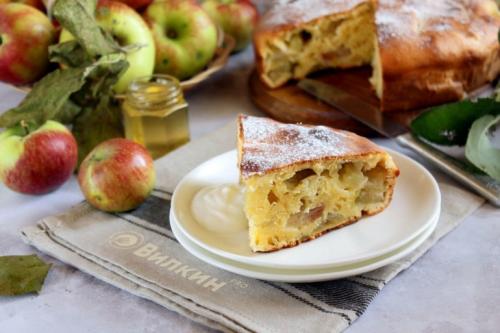 Шарлотка со сметаной. Пышная шарлотка на сметане с яблоками