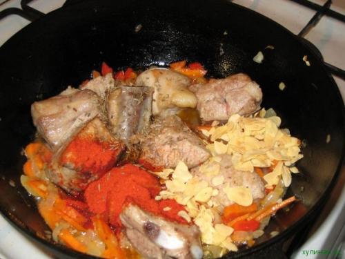 Ребра свиные тушеные с перловкой. Перловый «плов»