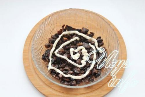 Салат с грибами и ветчиной и болгарским перцем. Вкусный, изысканный салат с ветчиной, жареными грибами, сыром и болгарским перцем - рецепт с фото приготовления праздничного блюда Мужской каприз 05